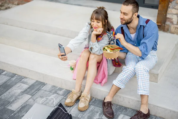 时尚的夫妇在户外吃午饭时 一边自拍 一边在网上打电话 一边健康地一起吃饭 健康的素食主义者工作生活方式的概念 — 图库照片