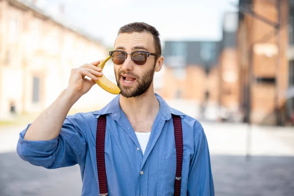 Retrato Hombre Negocios Con Estilo Extraño Sostiene Plátano Cerca Oreja — Foto de Stock