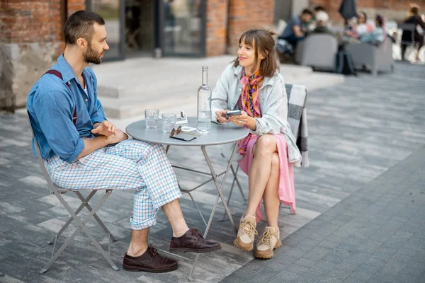 Elegante Par Colegas Conversan Mientras Sientan Terraza Cafetería Moderno Distrito —  Fotos de Stock