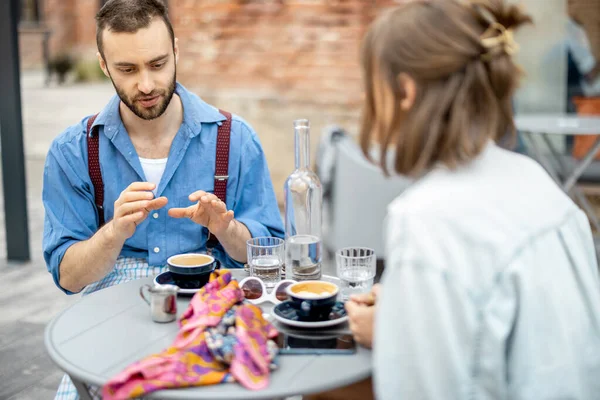 Stylish Man Talks His Female Colleague While Sitting Drinking Coffee — ストック写真