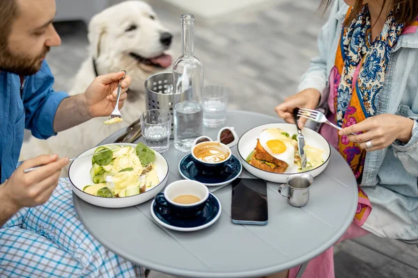 Stylish Man Woman Have Delicious Breakfast Sitting Cute Dog Cafe — ストック写真