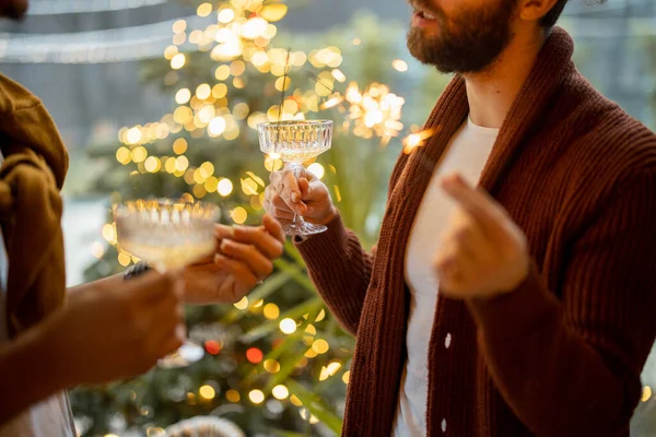 冬の休暇を祝う2人の男性の友人は 裏庭でワインと一緒に立っています 背景にクリスマスツリー 白人とヒスパニック系の男が一緒に ゲイのカップルや休日の気分のアイデア — ストック写真