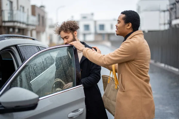 Dos Hombres Coqueteando Teniendo Una Conversación Cercana Mientras Abren Puerta — Foto de Stock