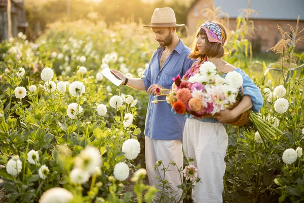 Man Woman Pick Dahlia Flowers Standing Together Flowers Digital Tablet — стоковое фото