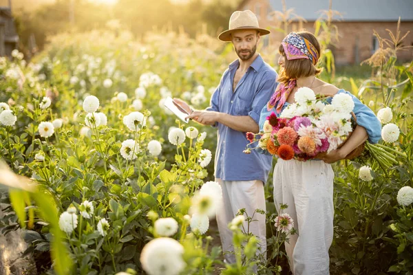 Man Woman Pick Dahlia Flowers Standing Together Flowers Digital Tablet — Stockfoto