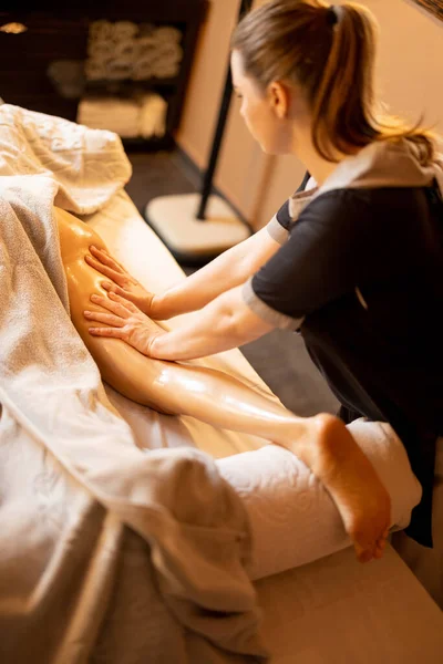 Woman Receiving Professional Recovering Cellulite Massage Her Legs Spa Salon — ストック写真