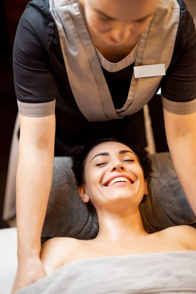 Woman Happy Receive Relaxation Soulder Massage Professional Masseuse Indoors Beautiful — ストック写真