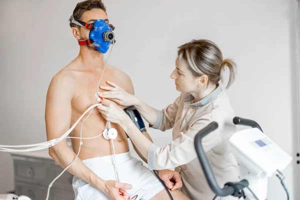 Nurse Attaches Electrodes Man Cardio Endurance Test Physical Exercise Bike — 图库照片