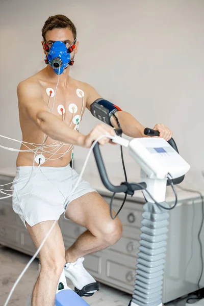 Man Athlete Breath Mask Electrodes Training Bike Simulator Examining His — Stockfoto