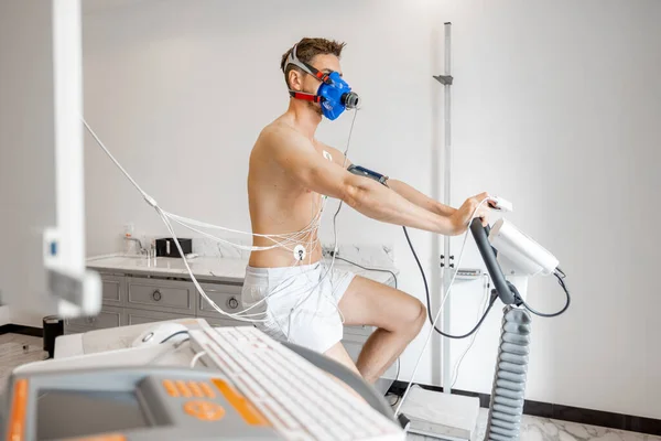 Man Athlete Breath Mask Electrodes Training Bike Simulator Examining His — Stockfoto