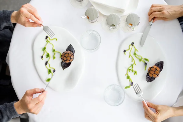 Couple Eating Beautiful Haute Cusine Dish Sitting Table Restaurant Close — Stock Photo, Image