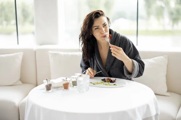 Beautiful Woman Bathrobe Enjoys Delicious Meal Sitting White Restaurant Haught — Stockfoto