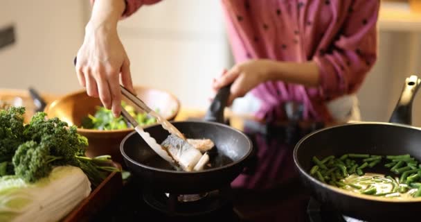 Mulher Transformando Bifes Salmão Panela Misturando Salada Cozinhar Comida Mediterrânea — Vídeo de Stock