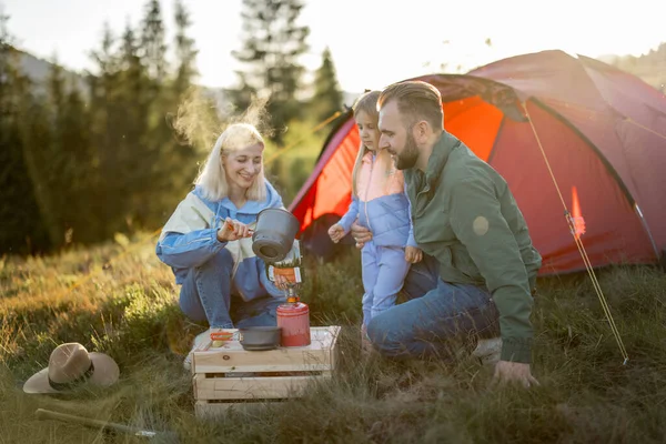 和小女孩在营地野餐 带着帐篷在山上旅行 年轻的家庭快乐地在大自然中度过假期 — 图库照片