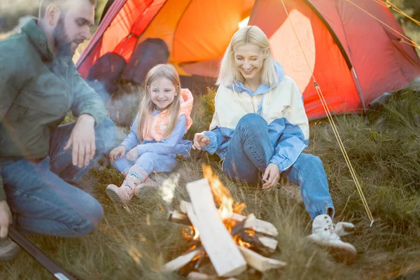Young Adult Couple Sit Little Girl Have Fun Campfire Traveling — Stock fotografie