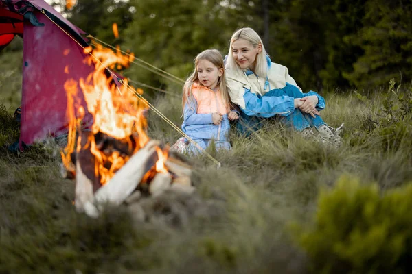 Young Woman Her Little Girl Sit Campfire Bonding Together While — Stock Photo, Image