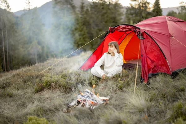 Jeune Femme Aime Nature Tout Étant Assis Feu Camp Près — Photo