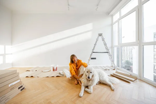 Young Woman Sits Her Dog Room While Making Repairment Apartment — Photo