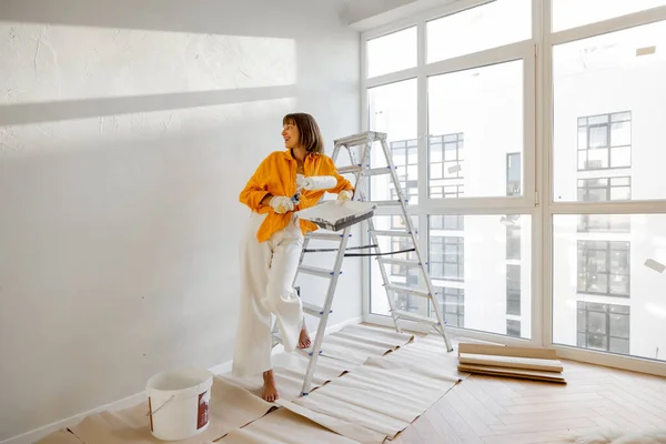 Portrait Young Woman Making Repairing Apartment Standing Paint Roller Ladder – stockfoto