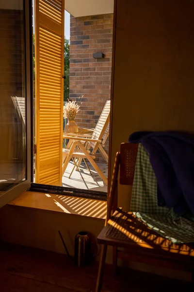 Balkondaki Pencere Panjurlarından Ahşap Şezlonglara Bak — Stok fotoğraf