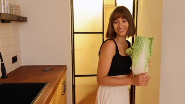 Ung Kvinde Koger Sund Vegetarisk Mad Med Grønne Friske Ingredienser – Stock-video