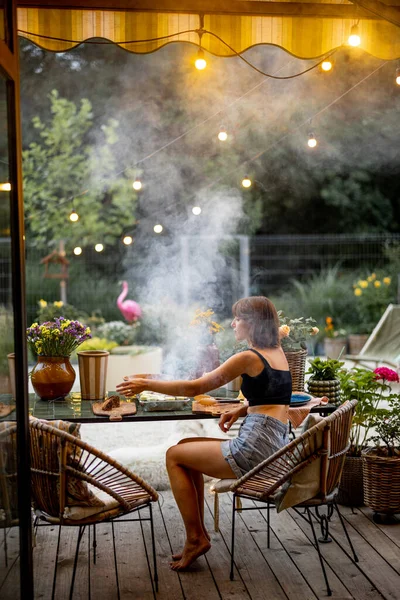 Woman Cooks Food Disposable Grill While Sitting Relaxed Table Cozy — Stockfoto