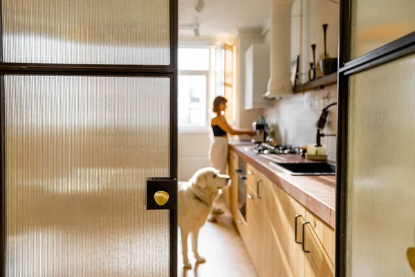 Mulher Faz Café Enquanto Está Com Seu Cão Cozinha Vista — Fotografia de Stock