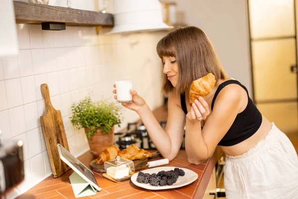 Young Woman Watches Digital Tablet While Have Breakfast Berries Croissant — Stockfoto