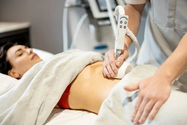 Femme Recevant Massage Rouleaux Sous Vide Pour Son Ventre Centre — Photo