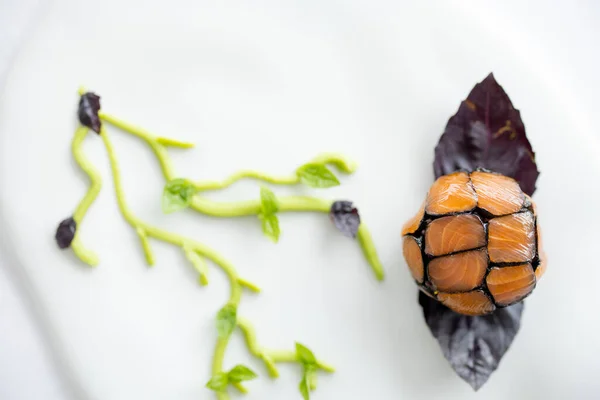 Bellissimo Piatto Alta Cucina Base Pesce Riso Leggermente Salato Foglia — Foto Stock