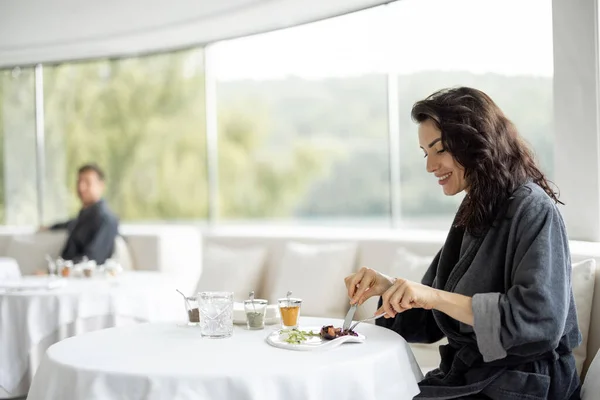 Beautiful Woman Bathrobe Enjoys Delicious Meal Sitting White Restaurant Haught — Stockfoto
