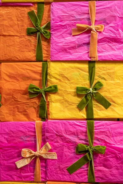 Envelopes Multicoloridos Decorados Com Fitas Arcos São Empilhados Juntos Mesa — Fotografia de Stock