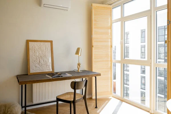 Schöner Und Gemütlicher Arbeitsplatz Mit Holztisch Stuhl Und Bilderrahmen Fenster — Stockfoto