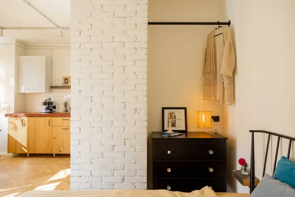 Şık Güneşli Stüdyo Dairesinin Içinde Yatak Odası Bej Renkli Mutfak — Stok fotoğraf
