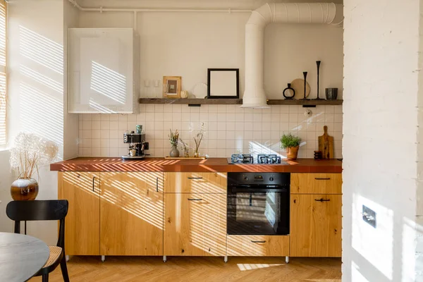 Kuchnia Beżowych Odcieniach Drewnianymi Fasadami Podłogą Wnętrze Stylowego Słonecznego Mieszkania — Zdjęcie stockowe