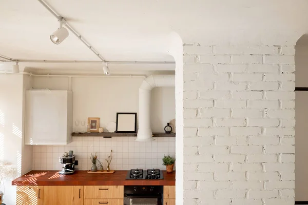 Piękne Stylowe Wnętrze Kuchni Urządzonymi Otwartymi Półkami Drewnianymi Fasadami Blatem — Zdjęcie stockowe