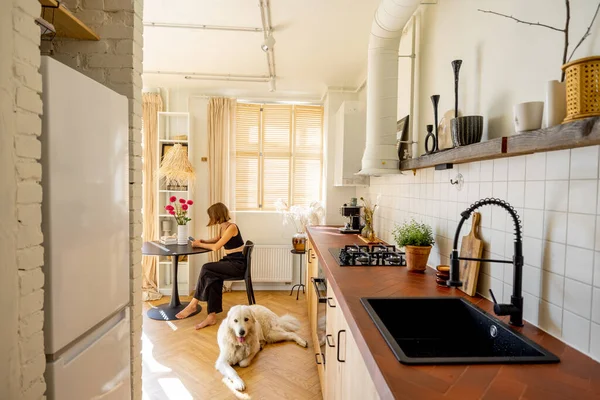 Mulher Senta Lado Mesa Jantar Com Seu Cão Cozinha Apartamento — Fotografia de Stock