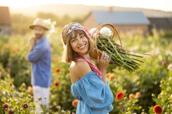 Portrait Beautiful Cheerful Woman Farmer Gardener Holding Basket Full Freshly — Foto de Stock