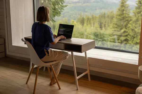 Kvinna Arbetar Laptop Medan Sitter Vid Bordet Framför Panoramafönster Med — Stockfoto