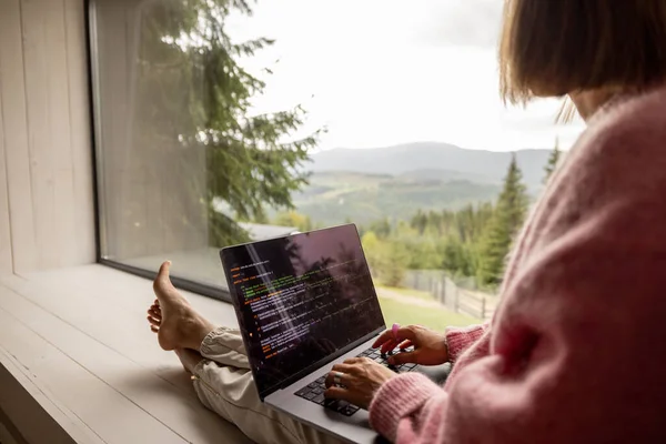 Жінка Працює Ноутбуці Сидячи Вікні Чудовим Видом Гори Віддалена Робота — стокове фото
