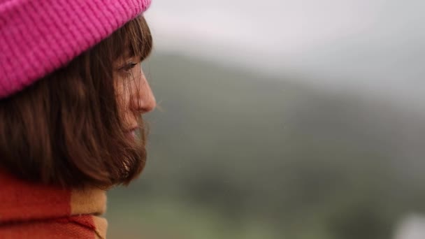 Mujer Viajar Las Montañas Tiempo Brumoso Primer Plano Cara — Vídeo de stock
