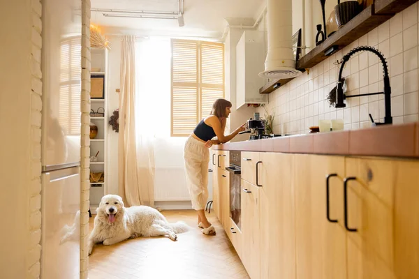 Kadın Mutfakta Köpeğiyle Dikilirken Kahve Yapıyor Bej Renkte Modern Şık — Stok fotoğraf