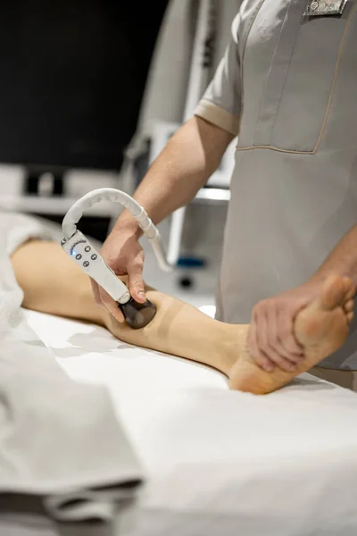 Applying Vacuum Roller Massage Female Leg Using Special Nozzle Beauty — Fotografia de Stock