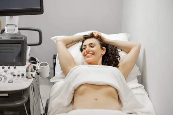 Happy Adult Woman Ultrasound Examination Abdominal Cavity Modern Medical Office — Stockfoto