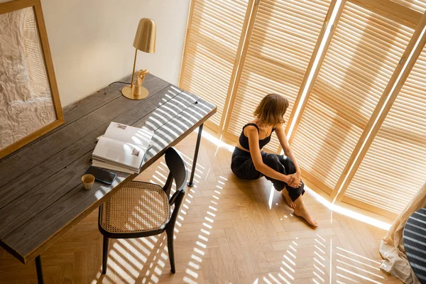 Nainen Istuu Yksin Lepää Lattialla Ikkunan Ääressä Pitämässä Taukoa Toimistotöiden — kuvapankkivalokuva