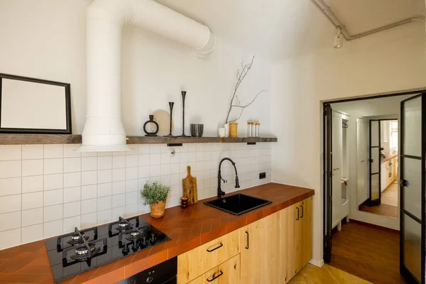 Piękne Stylowe Wnętrze Kuchni Urządzonymi Otwartymi Półkami Drewnianymi Fasadami Blatem — Zdjęcie stockowe