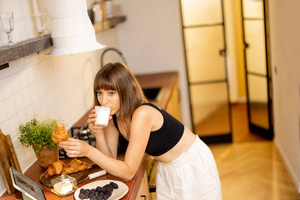 Young Woman Watches Digital Tablet While Have Breakfast Berries Croissant — 图库照片