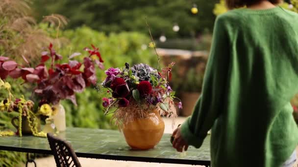 Floristin Arrangiert Schönen Herbststrauß Vase Garten — Stockvideo