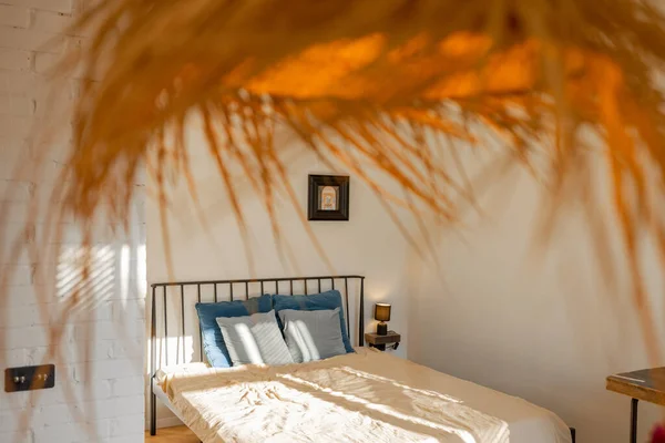舒适和阳光充足的卧室的内部 床和稻草灯罩在前面 — 图库照片