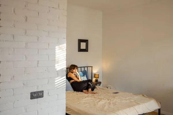 Güzel Güneşli Yatak Odasında Akıllı Telefonlu Bir Kadın Yatıyor Boş — Stok fotoğraf